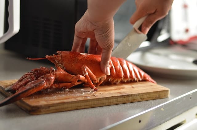 women_preparing_lobster.jpeg